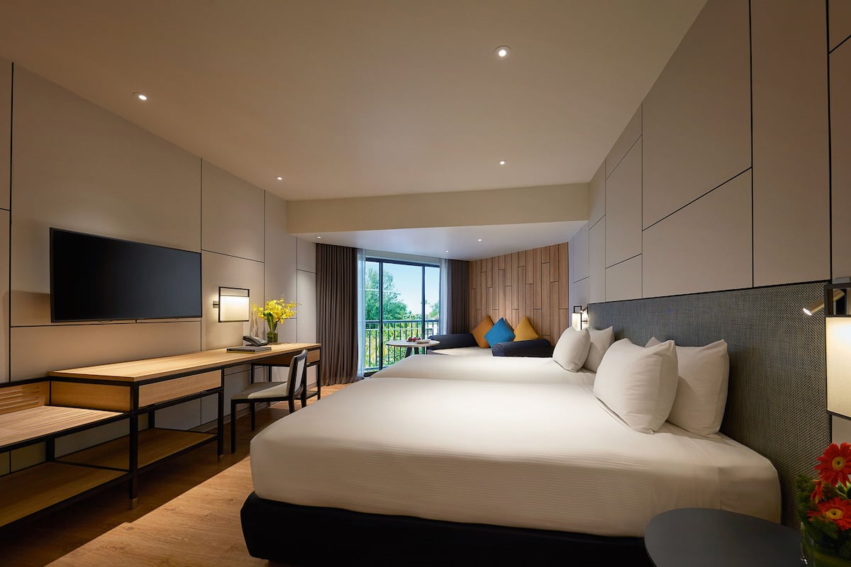 deluxe sea facing twin room | minibar, in-room safe, desk, blackout curtains