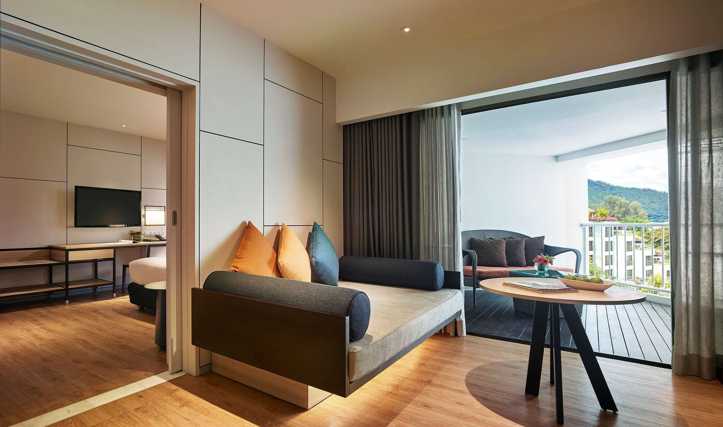 lanai suite sea view with balcony | minibar, in-room safe, desk, blackout curtains