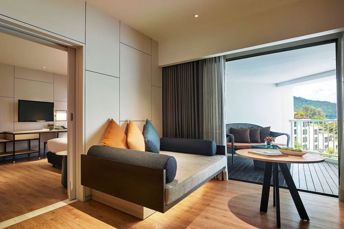 lanai suite sea view with balcony | minibar, in-room safe, desk, blackout curtains