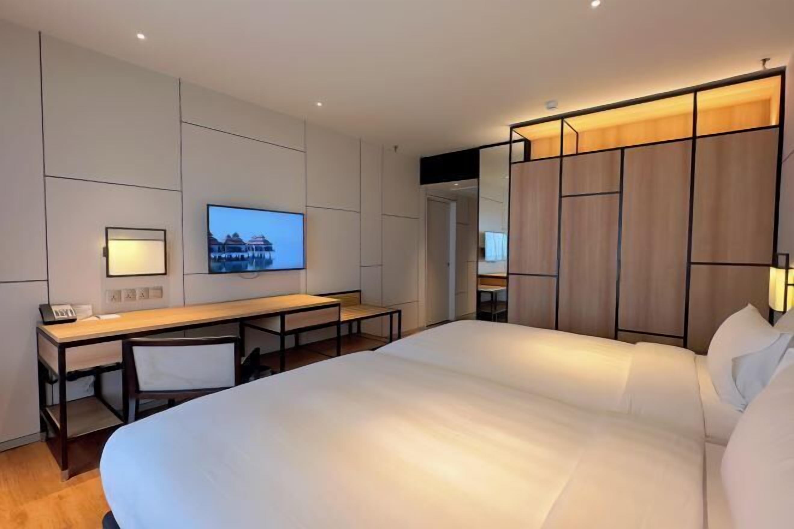 ميني بار وخزنة داخل الغرفة ومكتب وستائر تعتيم