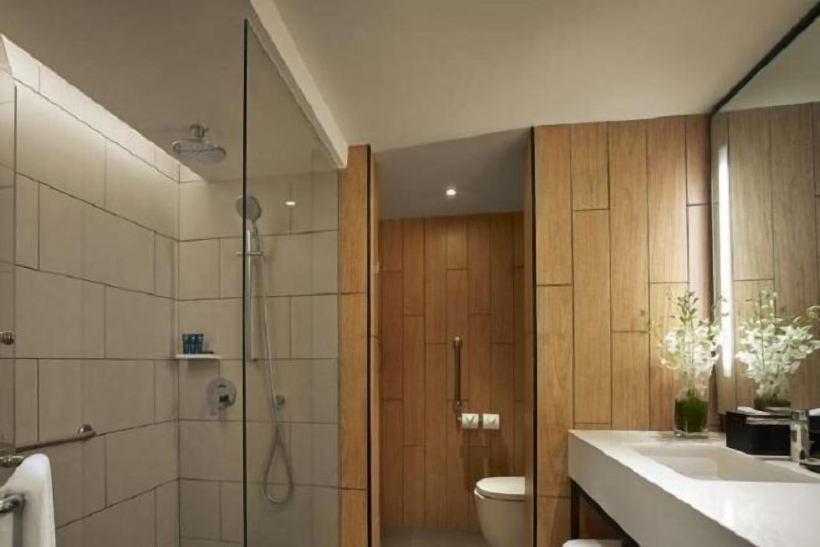 Bathroom | Free toiletries, slippers, towels