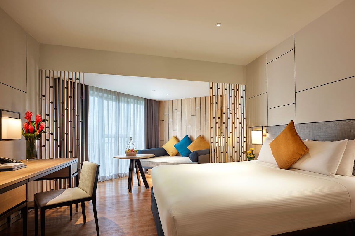 Deluxe Room, 1 King Bed | Minibar, in-room safe, desk, blackout drapes