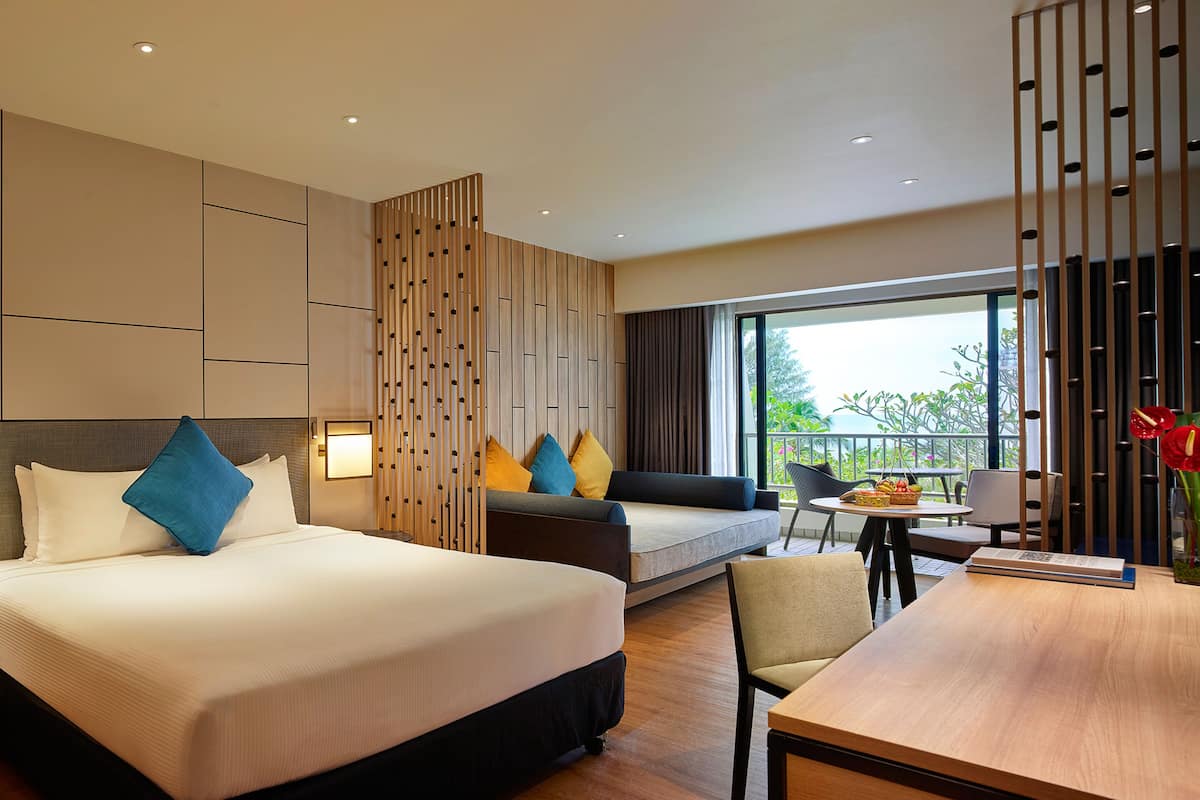 Deluxe Family Room | Bar mini, peti besi dalam bilik, meja, langsir/tirai gelap terus
