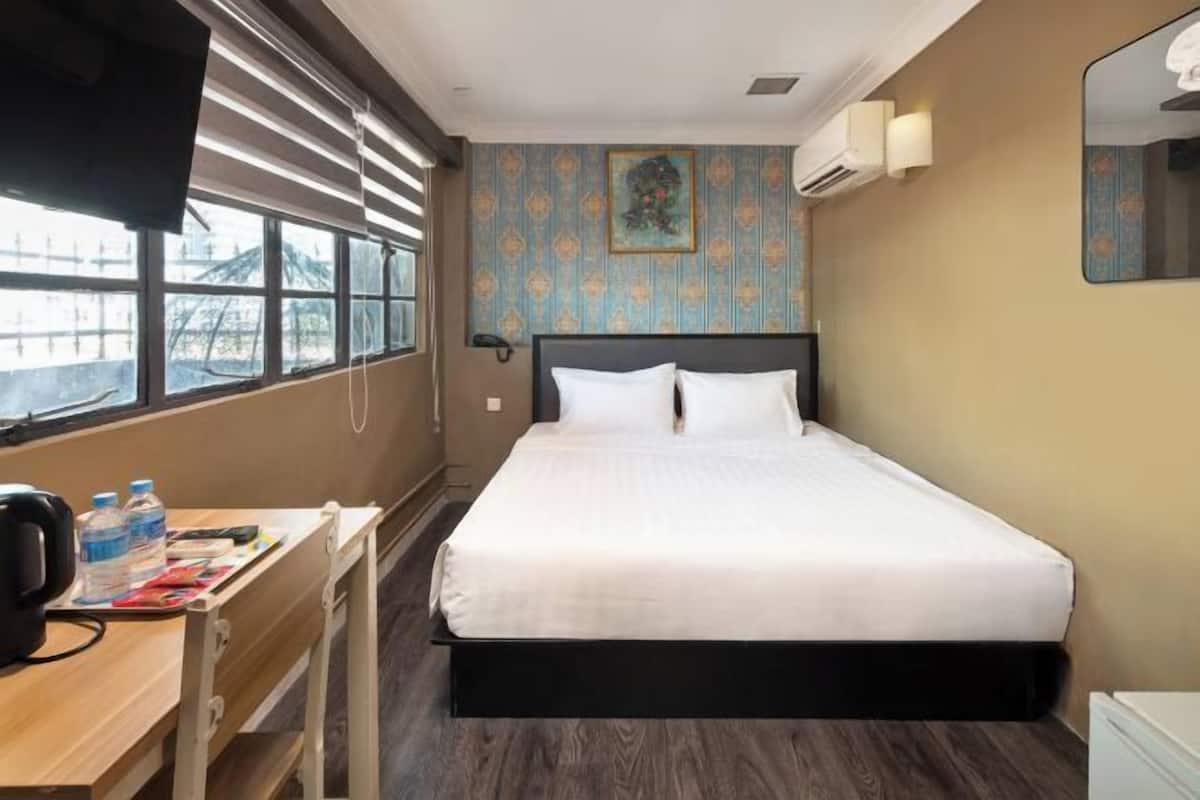 Desk, laptop workspace, free WiFi, bed sheets