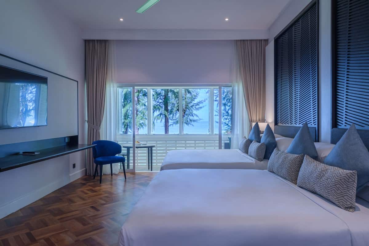 Premier-Zimmer, 2 Queen-Betten, Nichtraucher (Sea Facing, Balcony) | 1 Schlafzimmer, Minibar, Zimmersafe, Schreibtisch