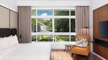 Kamar Premier, 2 Tempat Tidur Twin, pemandangan kebun | Minibar, brankas, meja kerja, dan tirai kedap cahaya