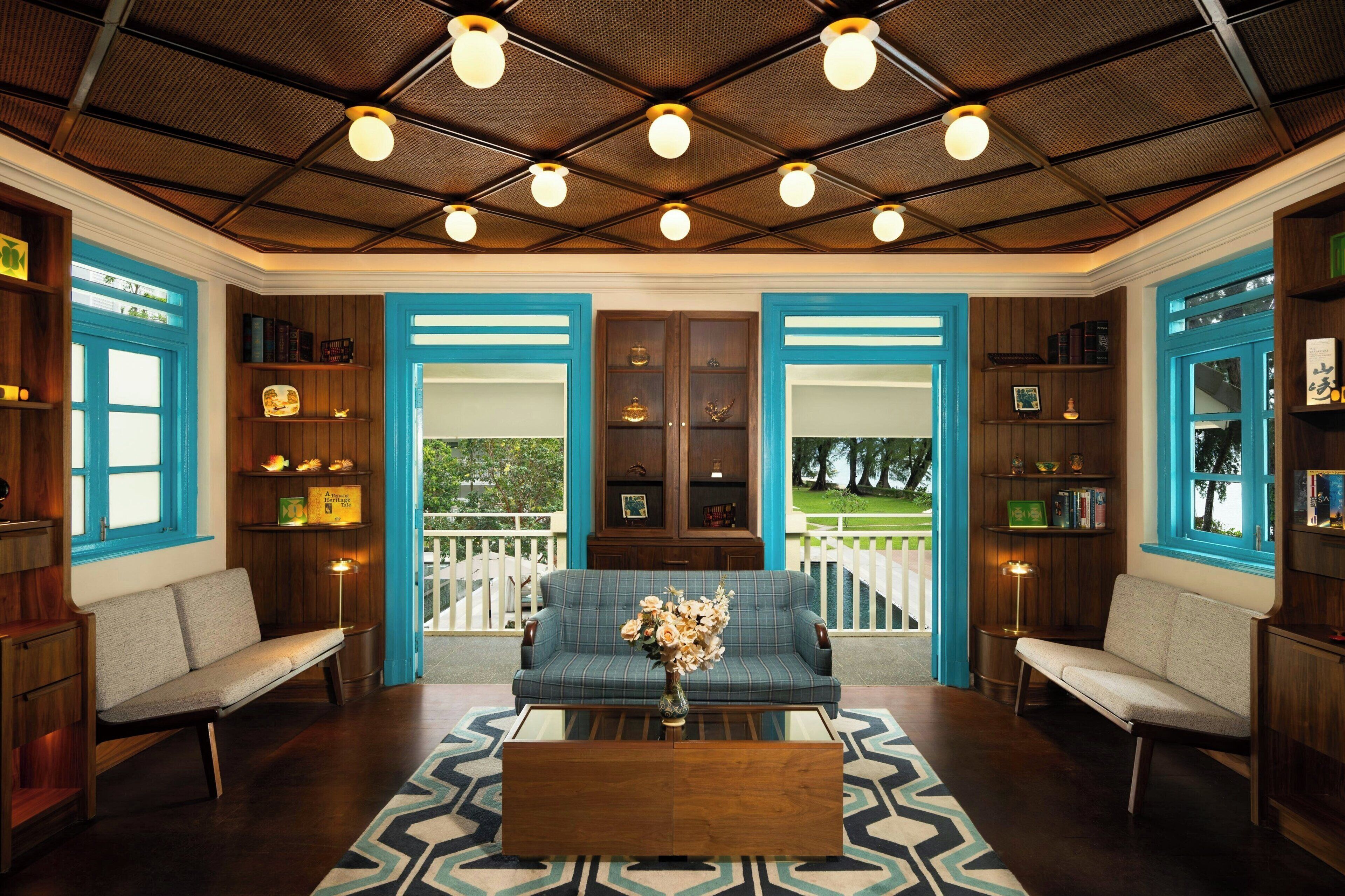 Frokost serveres, utsikt mot bassenget 