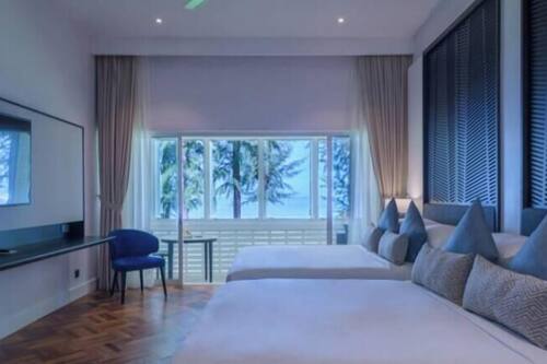 Premier kamer, 2 queensize bedden (Sea Facing, Balcony) | Een minibar, een kluis op de kamer, een bureau, verduisterende gordijnen