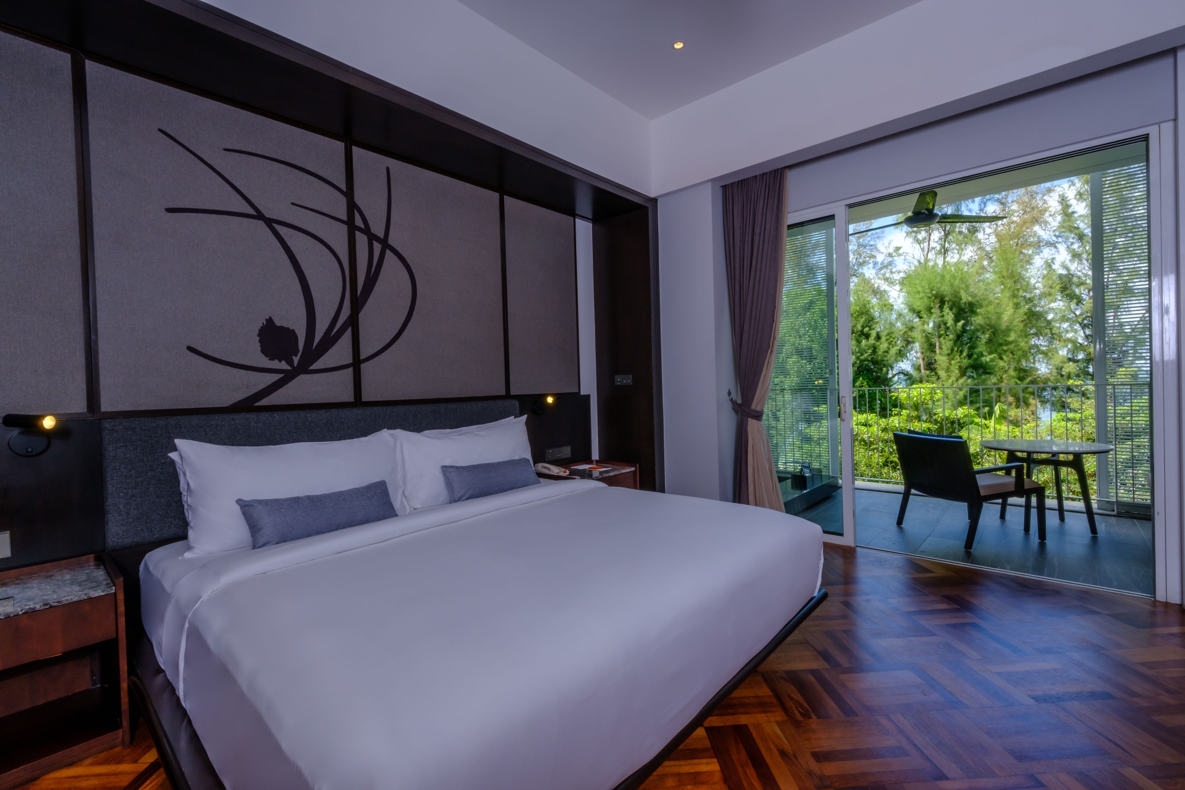 deluxe room | 1 bedroom, minibar, in-room safe, desk