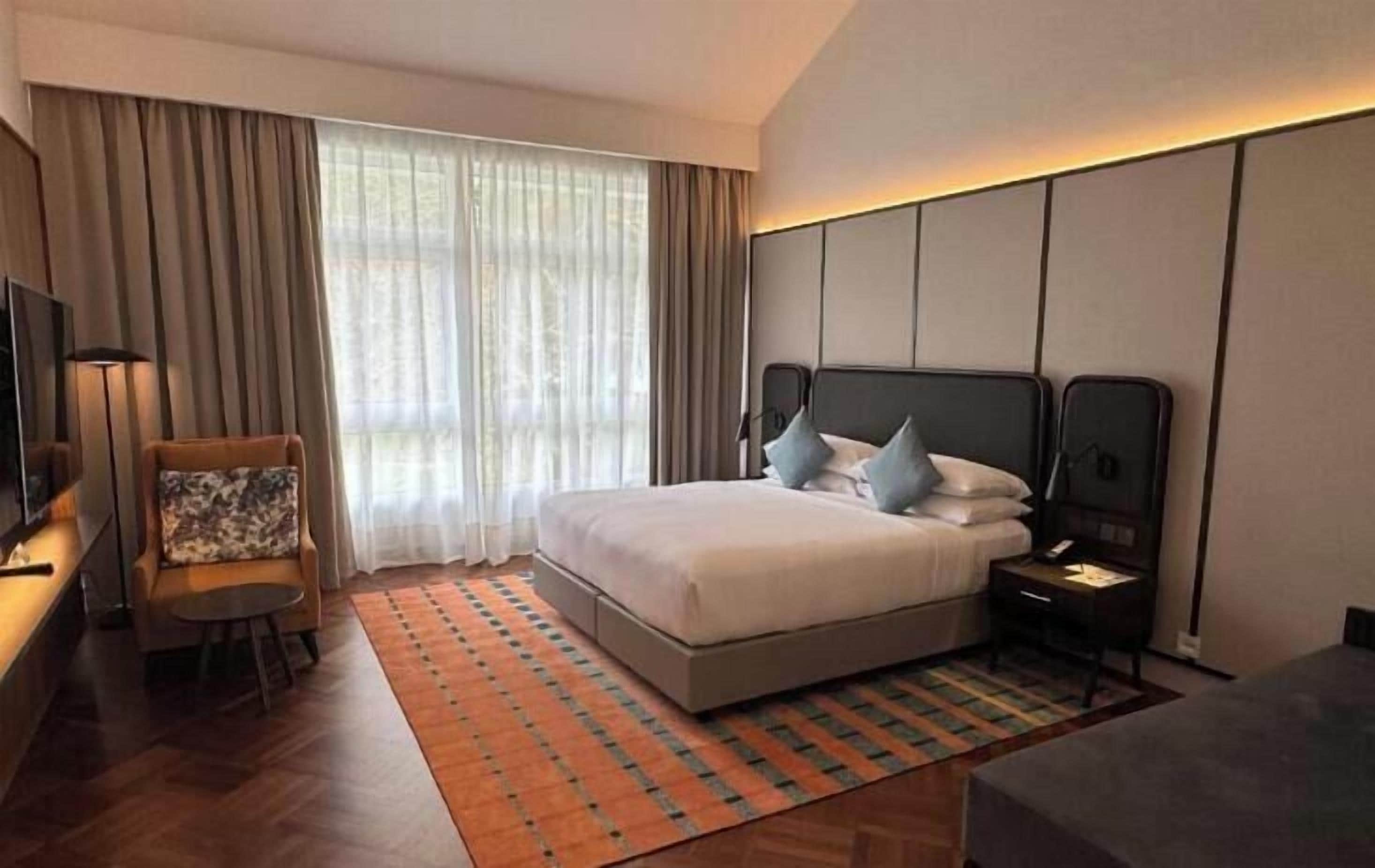 Premier Room, 1 King Bed, Garden View | Minibar, in-room safe, desk, blackout curtains