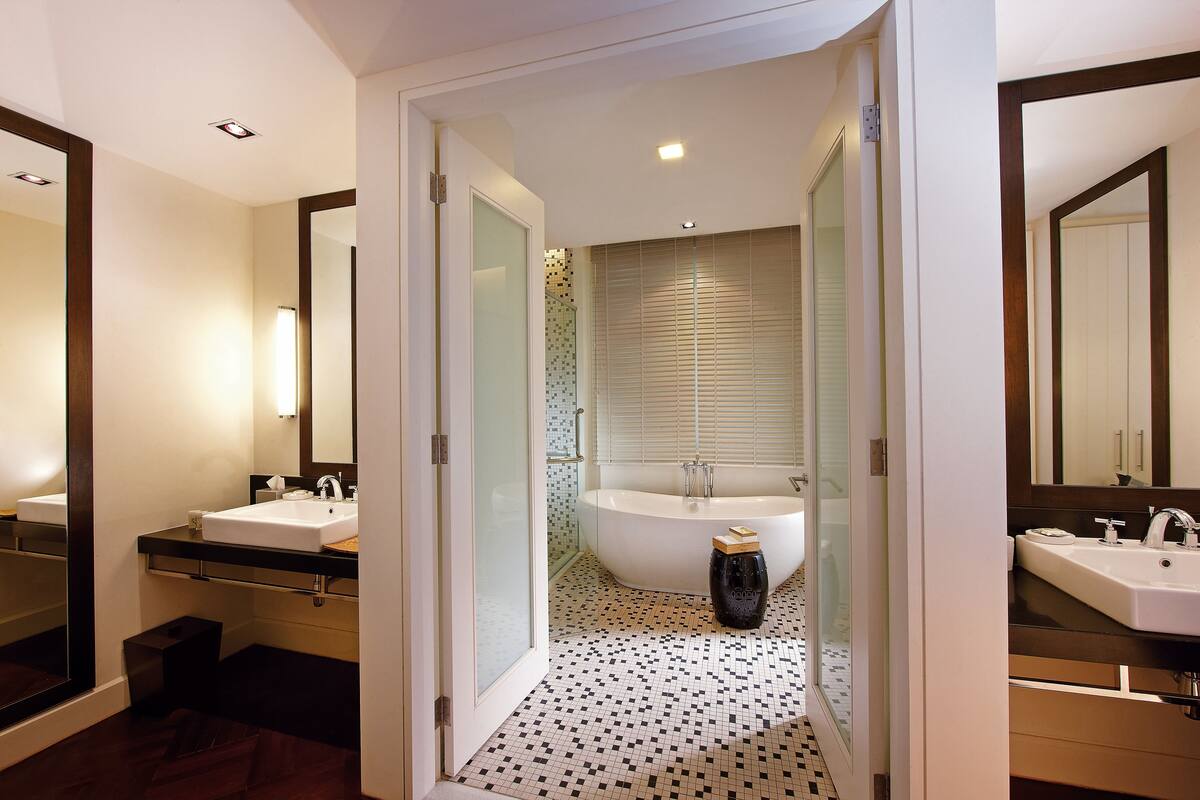 grand premier suite | bathroom | free toiletries, hair dryer, bathrobes, slippers
