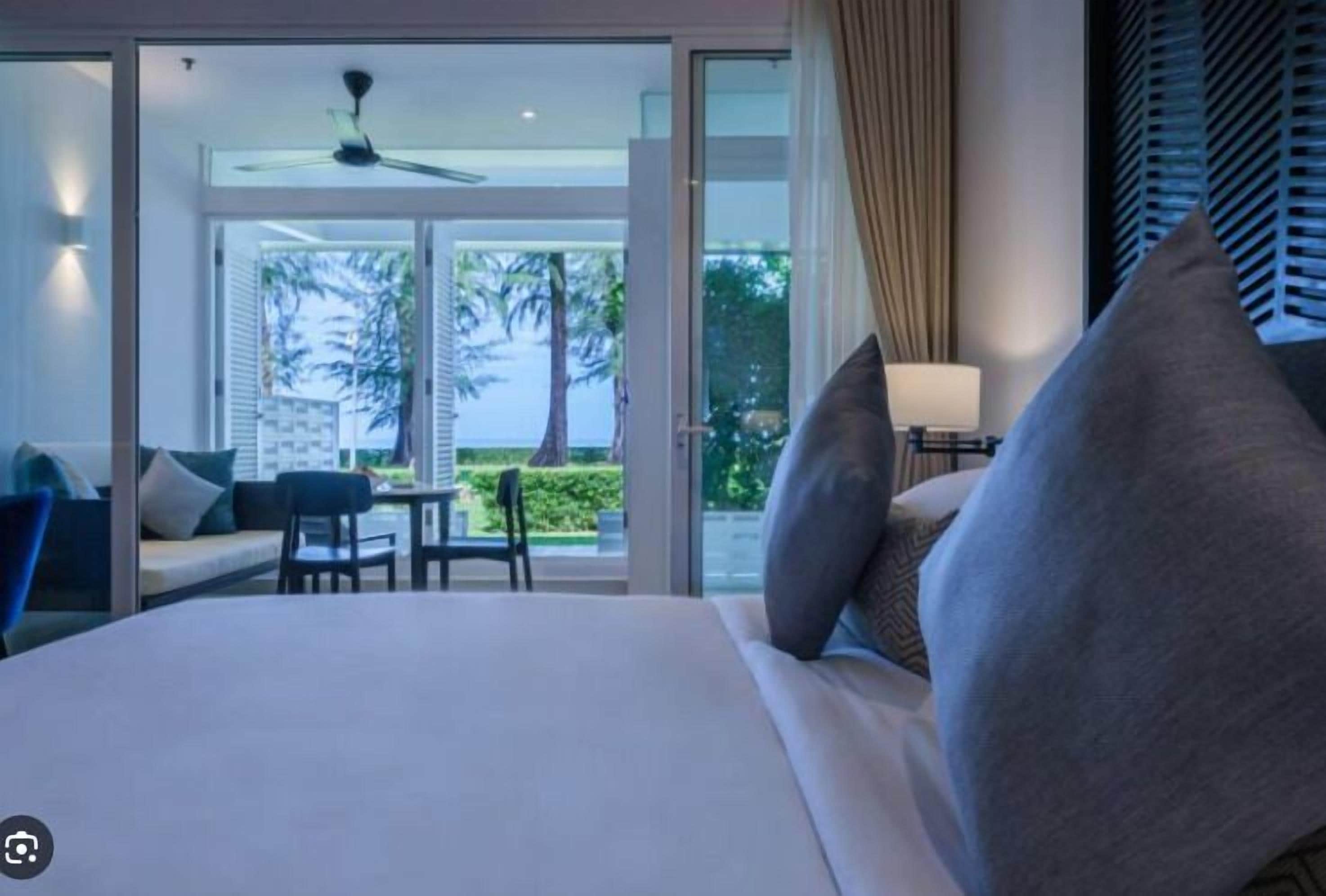 Premier Garden, 1 King Bed, Non Smoking (Sea Facing, Patio) | Minibar, in-room safe, desk, blackout drapes