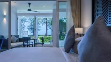 Premier Room, 1 Katil Raja (King), Non Smoking (Sea Facing, Patio) | Bar mini, peti besi dalam bilik, meja, langsir/tirai gelap terus