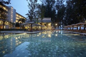 Outdoor pool, pool umbrellas, pool loungers - Lone Pine, Penang, a Tribute Portfolio Resort (George Town)