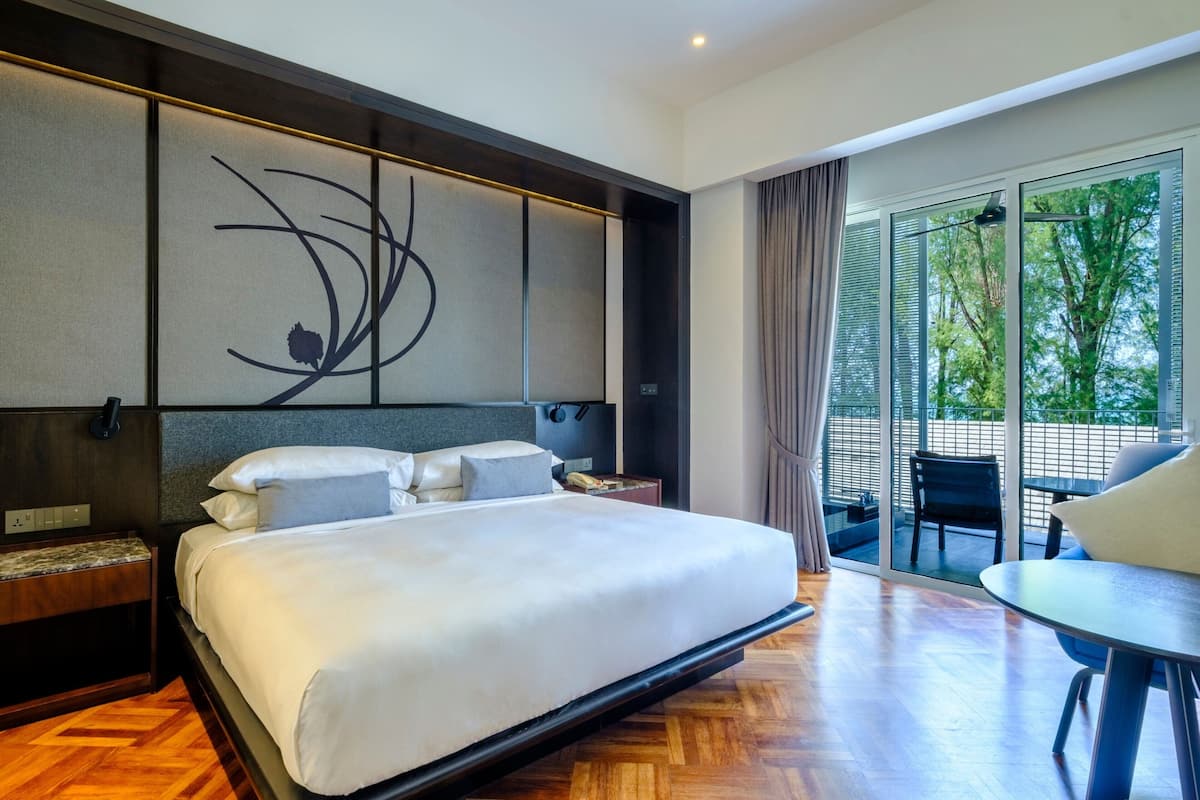 Deluxe-Zimmer, 1 King-Bett, Nichtraucher, Balkon | 1 Schlafzimmer, Minibar, Zimmersafe, Schreibtisch