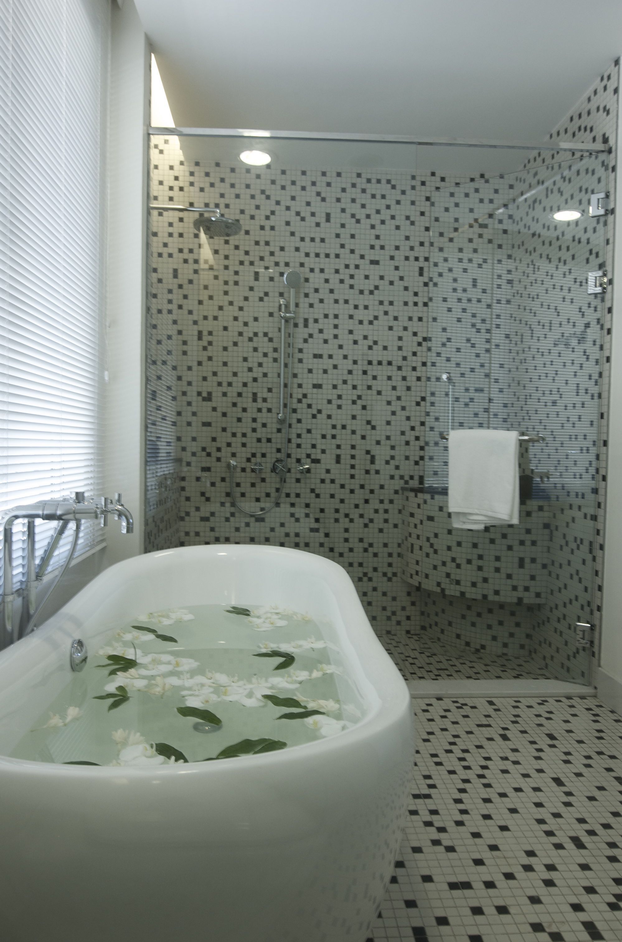 premier garden room | deep-soaking bathtub