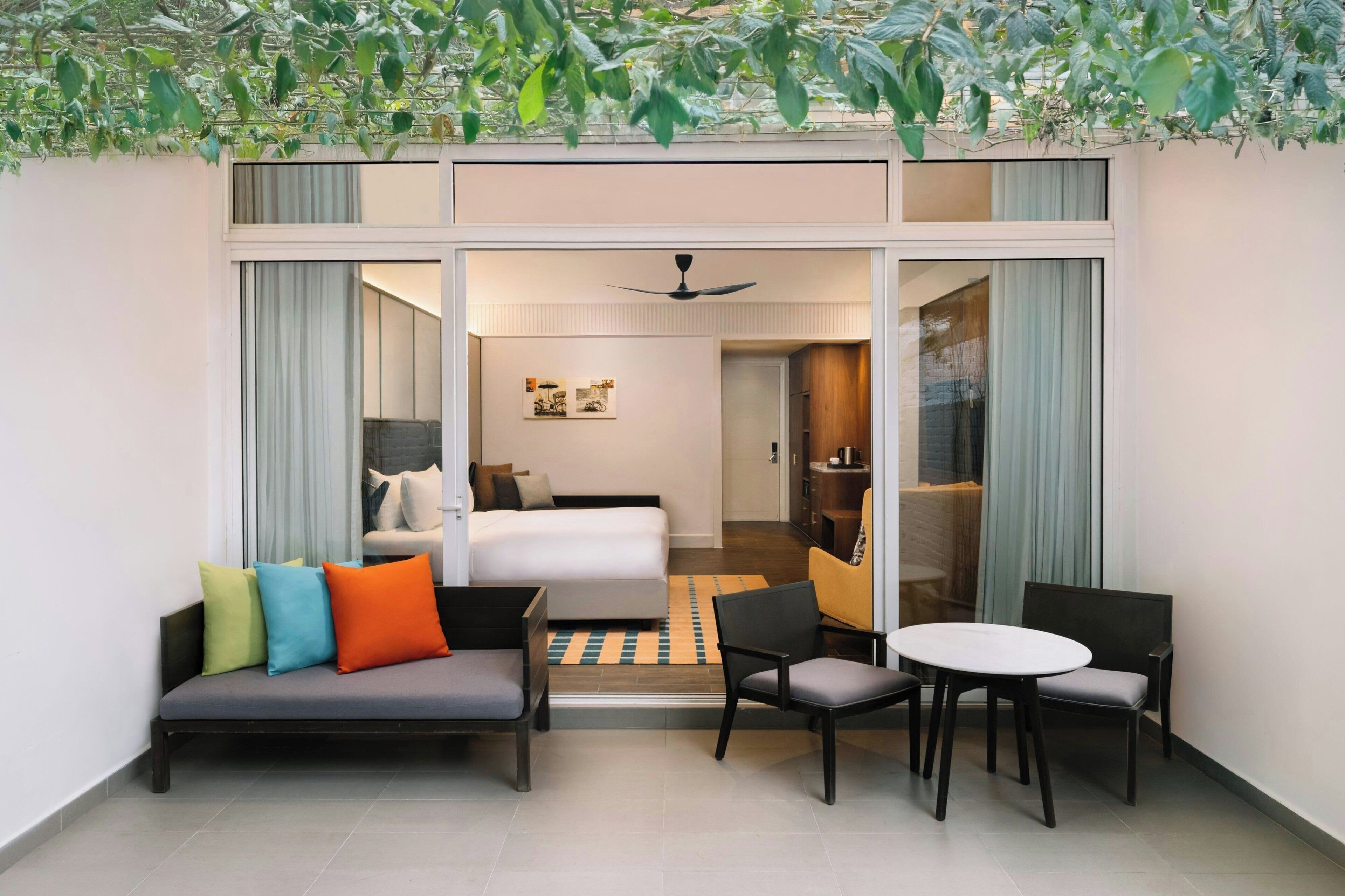 Premier Room, 1 King Bed, Non Smoking (Poolside, Patio) | Minibar, in-room safe, desk, blackout curtains