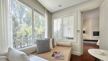 Super Deluxe Room | 1 bedroom, minibar, in-room safe, desk