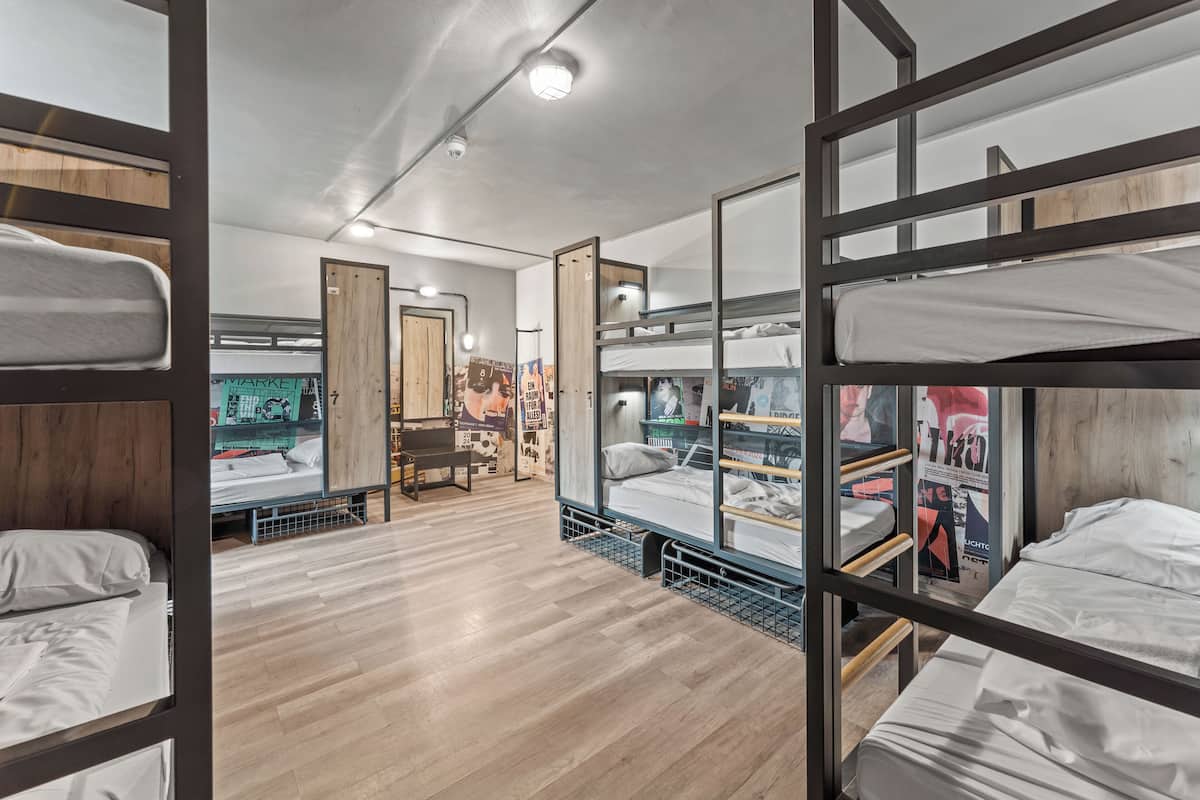 Cortinas blackout, wifi gratis y ropa de cama