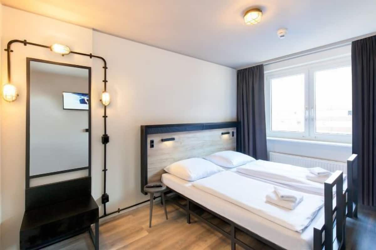 Cortinas blackout, wifi gratis y ropa de cama