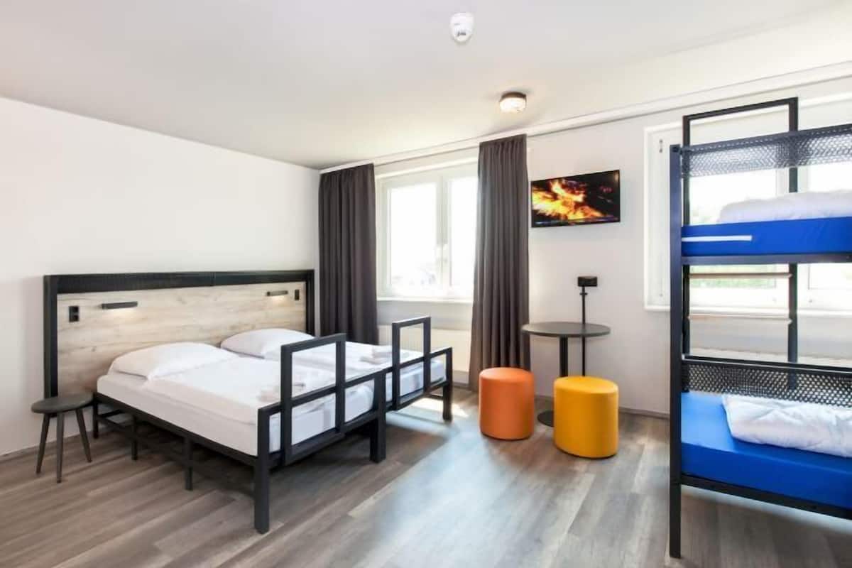 Cortinas blackout, wifi gratis y ropa de cama