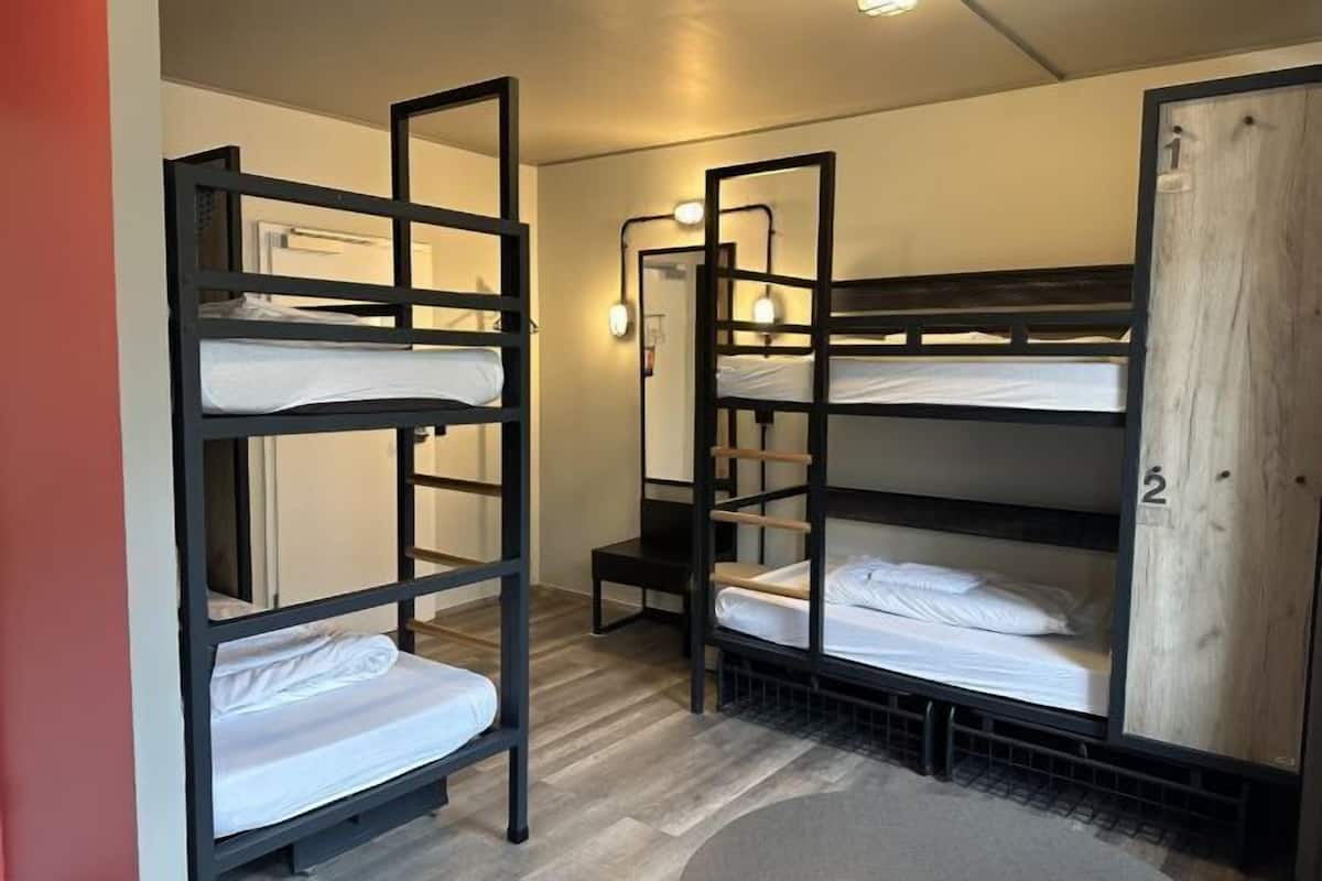 Cortinas blackout, wifi gratis y ropa de cama