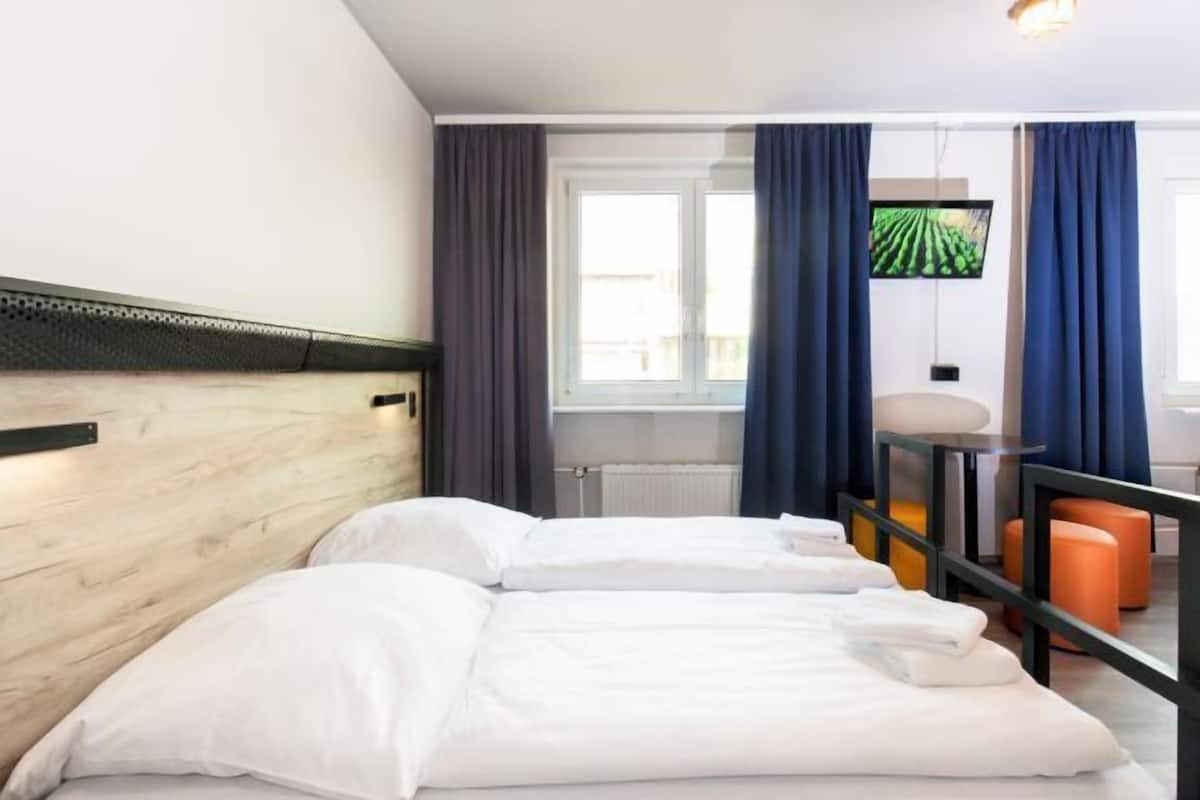 Cortinas blackout, wifi gratis y ropa de cama