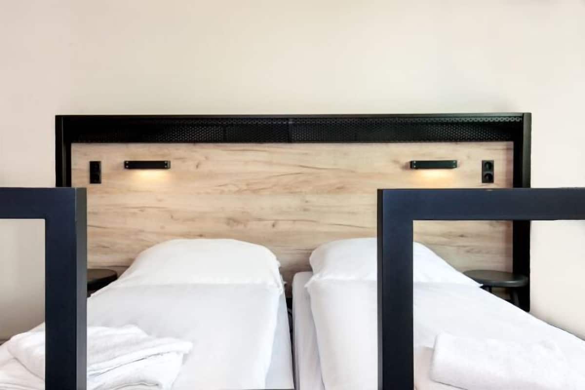 MörklÀggningsgardiner, gratis wi-fi och sÀngklÀder