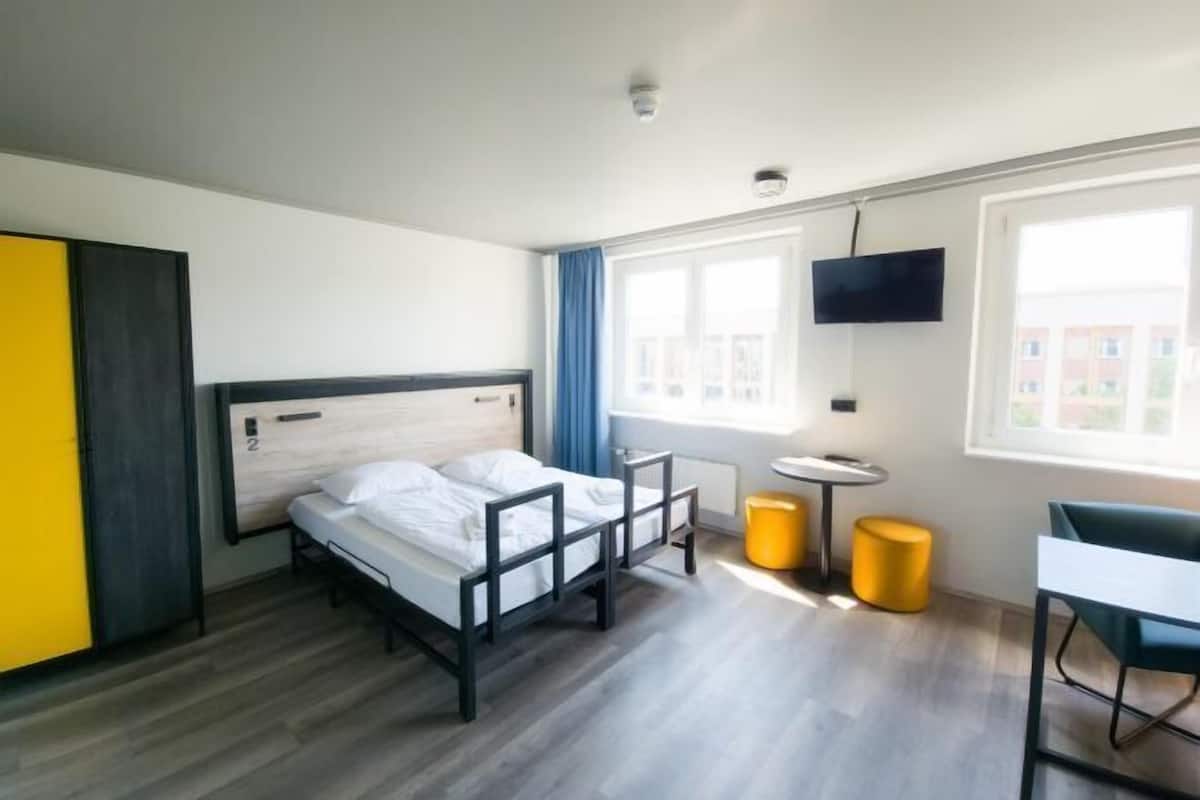 Cortinas blackout, wifi gratis y ropa de cama