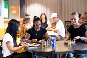 Petit déjeuner buffet servi tous les jours en supplément