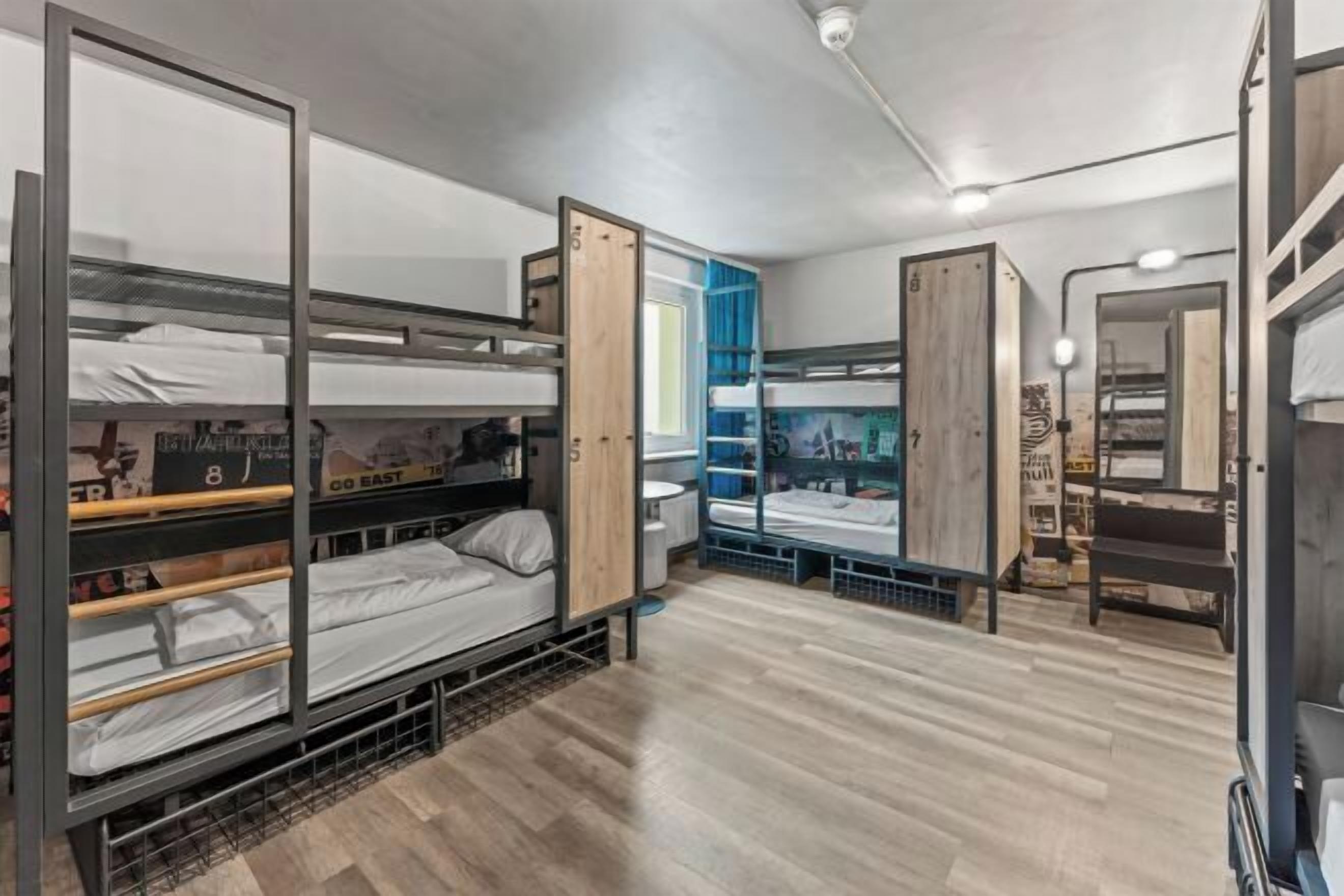 Cortinas blackout, wifi gratis y ropa de cama 