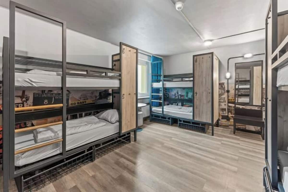 Cortinas blackout, wifi gratis y ropa de cama