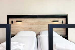 Cortinas opacas, wifi gratis, ropa de cama