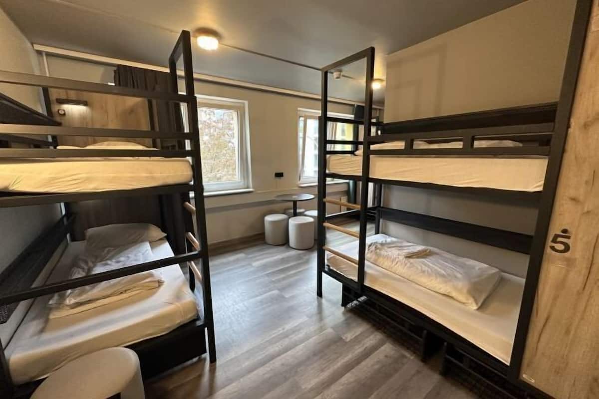 Cortinas blackout, wifi gratis y ropa de cama