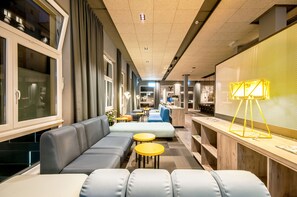 Lobby sitting area - a&o Berlin Mitte (Berlin)
