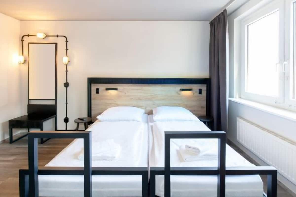 Cortinas opacas, wifi gratis, ropa de cama