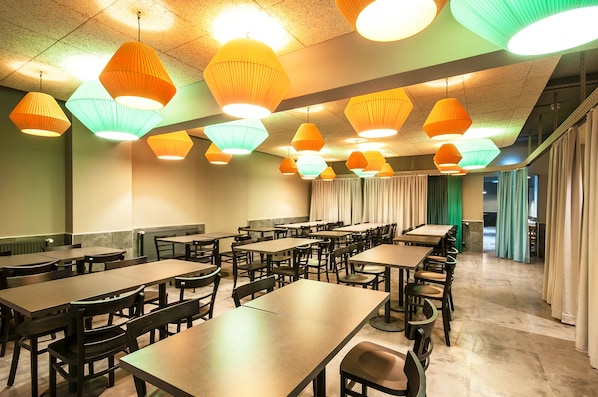 Se ofrece un desayuno bufé todos los días (11.90 EUR por persona)