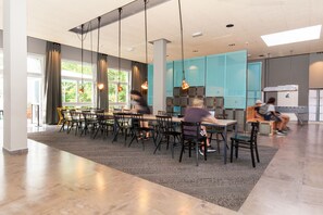 Lobby sitting area - a&o Berlin Mitte (Berlin)