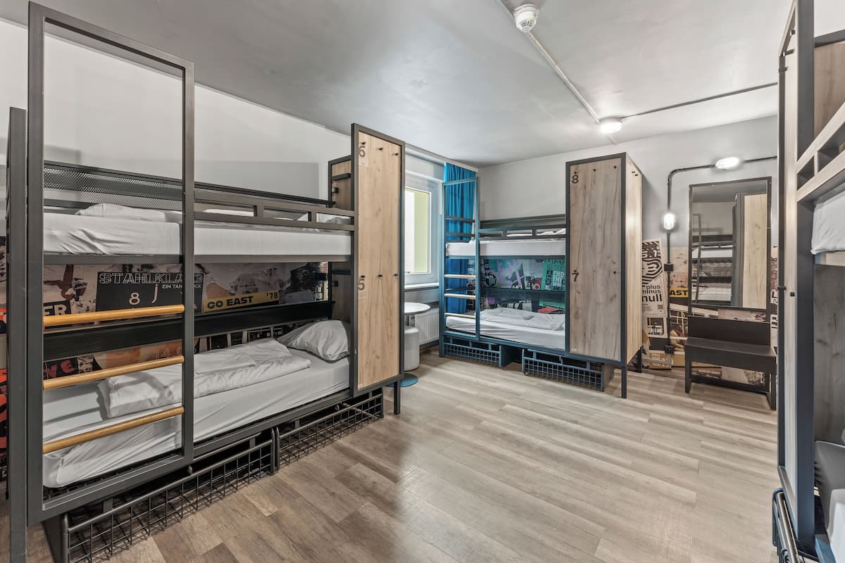 Verdunkelungsvorhänge, kostenloses WLAN, Bettwäsche