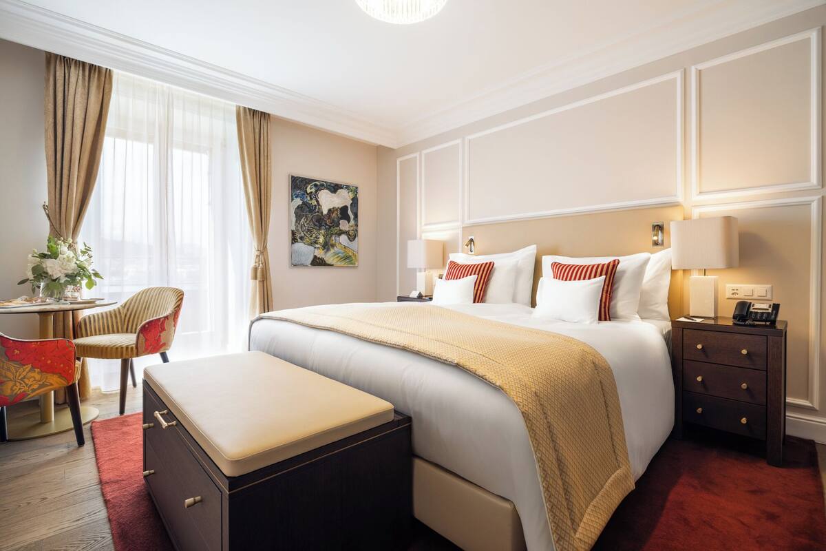 Rom – design, 1 queensize-seng, utsikt mot innsjø (Design Classic Lake View) | Allergitestet sengetøy, minibar, safe på rommet og skrivebord
