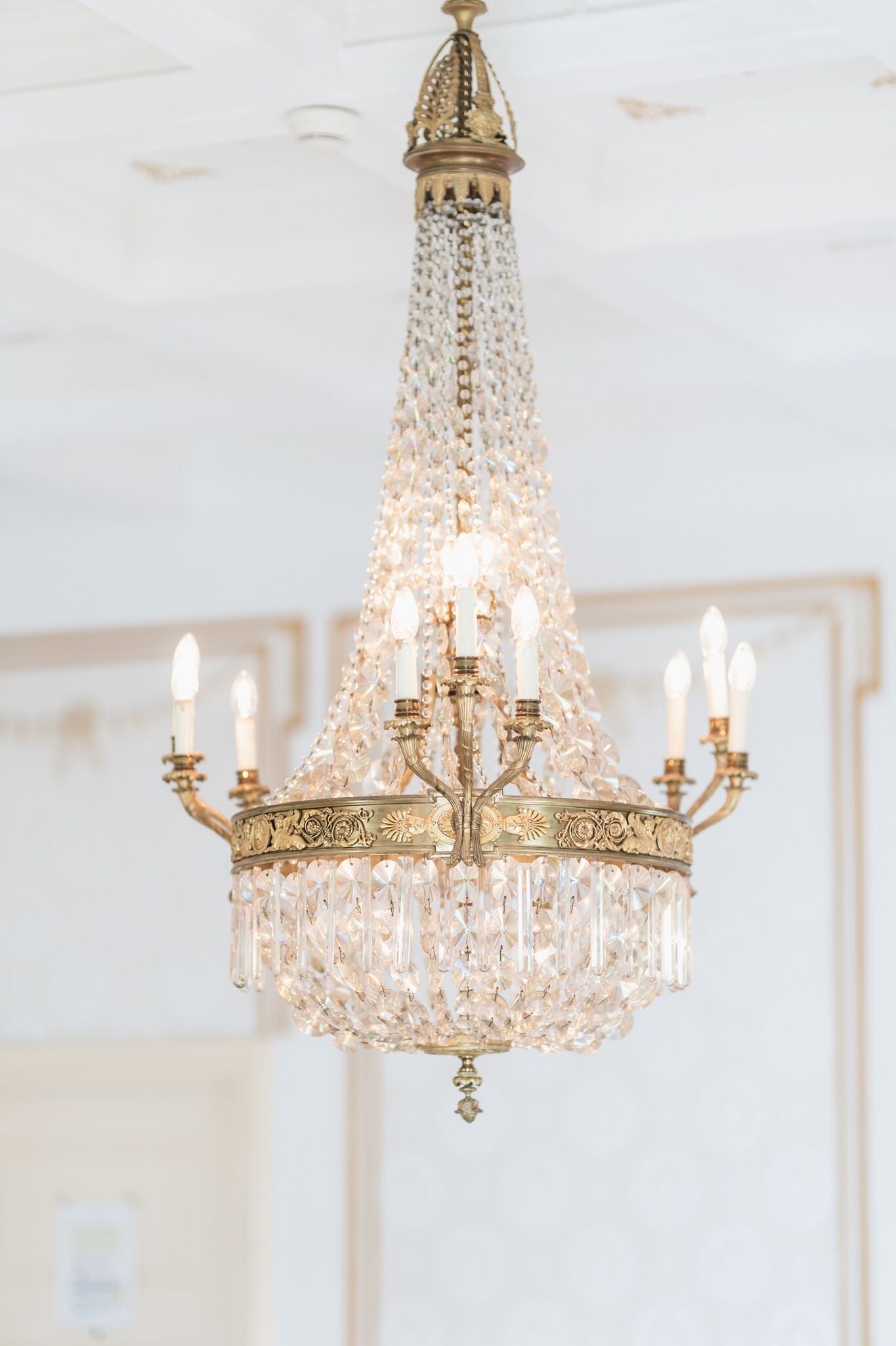 Un candelabro con múltiples luces que simulan velas y detalles de cristal.