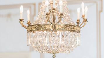Un candelabro con múltiples luces que simulan velas y detalles de cristal.