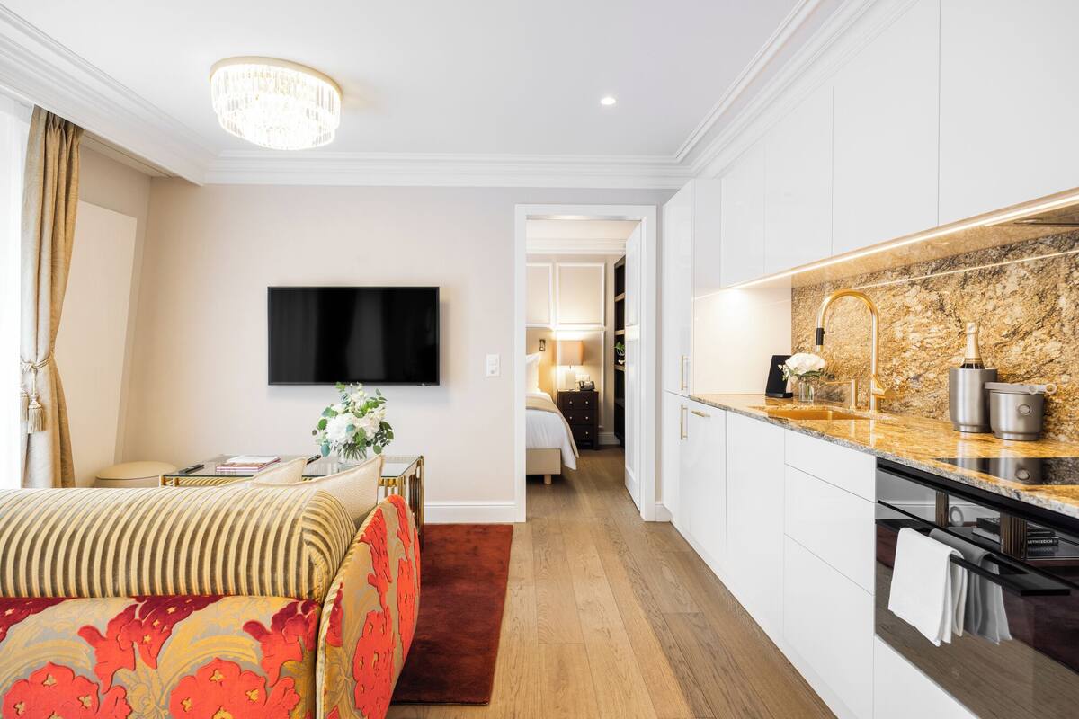 Leilighet – design, 1 kingsize-seng med sovesofa, kjøkken, byutsikt (Design Appartment One Bedroom) | Oppholdsområde | En 40-tommers Flatskjerm-TV med digitale kanaler samt TV