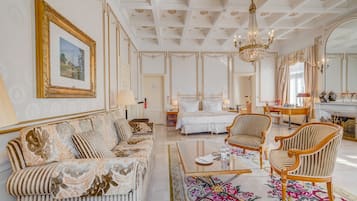 Suite, Mehrere Betten, Seeblick | Allergikerbettwaren, Minibar, Zimmersafe, individuell dekoriert