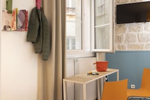 Quadruple Room | Desk, blackout curtains, iron/ironing board, travel cot - Le Régent Montmartre by Hiphophostels (Paris)