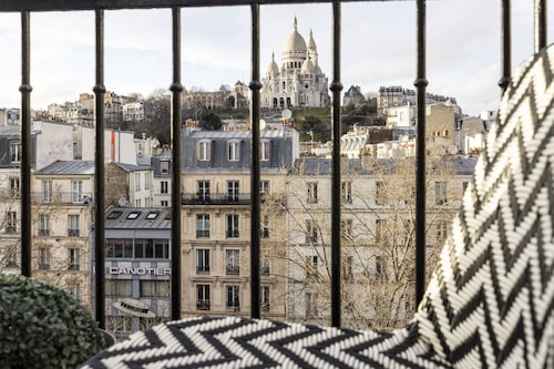 Le Régent Montmartre by Hiphophostels