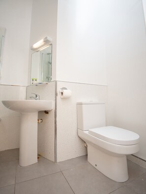 Habitació doble estàndard, 1 llit doble | Bany | Dutxa, articles de tocador gratuïts, tovalloles i sabó 