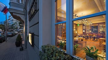 Breakfast, lunch, dinner served; Modern European cuisine
