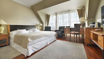 Executive Double Room | Hypo-allergenic bedding, Select Comfort beds, desk, blackout drapes