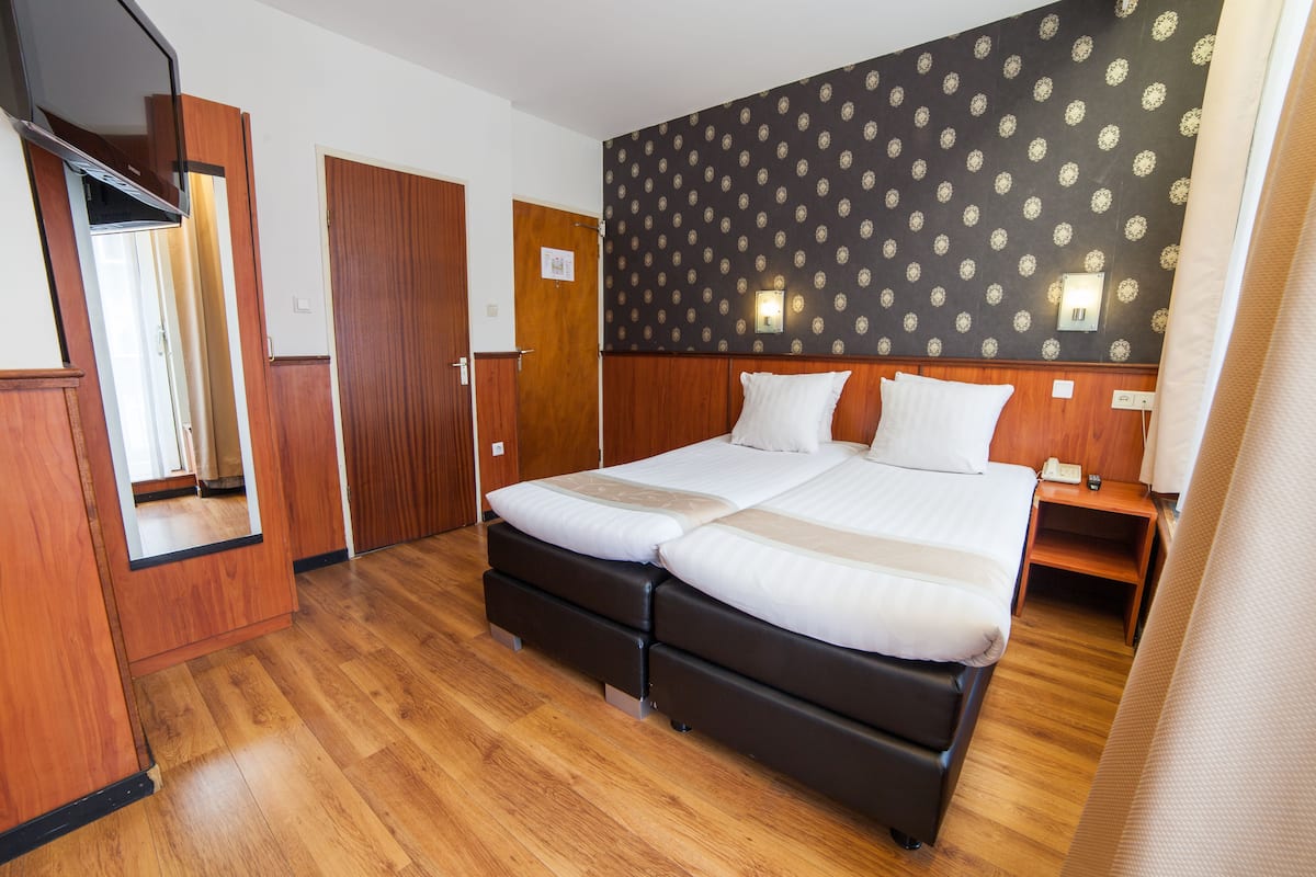 Standaard kamer, 2 eenpersoonsbedden | Een kluis op de kamer, een bureau, gratis wifi, beddengoed